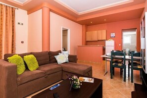 Tilam berlapik, peti besi dalam bilik, meja, ruang kerja komputer riba 