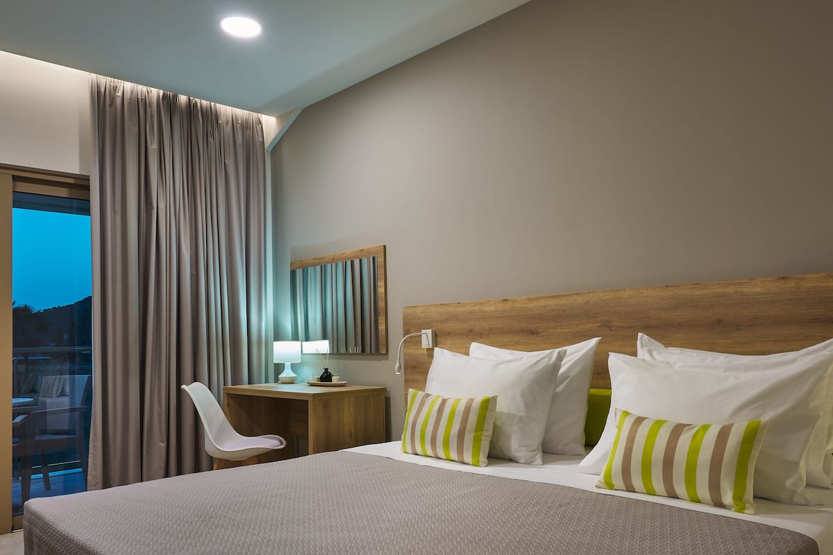 Deluxe Duplex | Pillowtop beds, in-room safe, desk, laptop workspace
