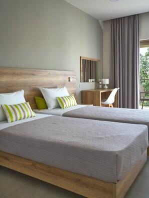 Habitación triple Deluxe, vista a la alberca | Camas con pillow-top, caja de seguridad en la habitación y escritorio 