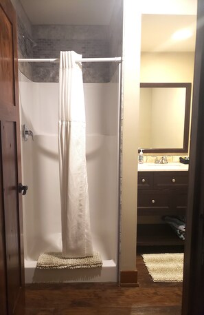 Een douche, een haardroger, handdoeken, zeep