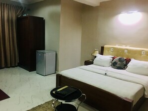Egyptian cotton sheets, premium bedding, memory-foam beds, minibar - Euc Demodern Hotel & Suites (Lagos)