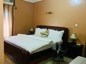 Egyptian cotton sheets, premium bedding, memory foam beds, minibar - Euc Demodern Hotel & Suites (Lagos)