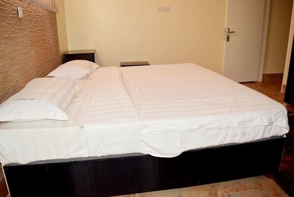 1 bedroom, WiFi, alarm clocks