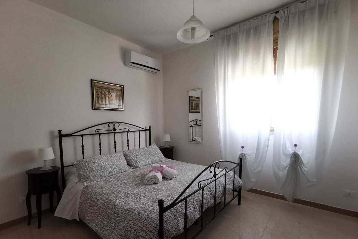 Double Room | Desk, bed sheets