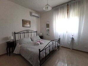 Quarto casal | Escrivaninha, roupa de cama