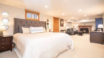 1 soverom, skrivebord, strykejern/-brett og reiseseng for barn