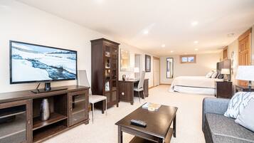 1 habitación, escritorio, tabla de planchar con plancha y cuna de viaje