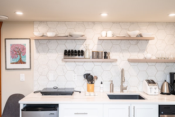 Réfrigérateur, micro-ondes, plaque de cuisson, lave-vaisselle