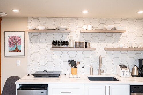 Newly renovated suite, a rural gem near the beach and next to the KVR