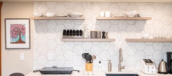 Newly renovated suite, a rural gem near the beach and next to the KVR