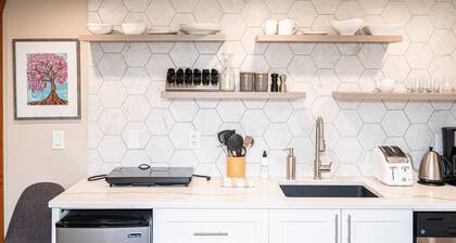 Newly renovated suite, a rural gem near the beach and next to the KVR