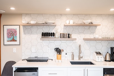 Newly renovated suite, a rural gem near the beach and next to the KVR