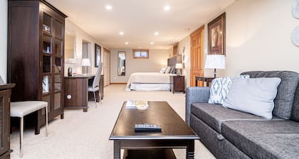 Newly renovated suite, a rural gem near the beach and next to the KVR