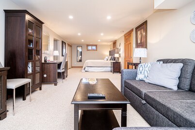 Newly renovated suite, a rural gem near the beach and next to the KVR