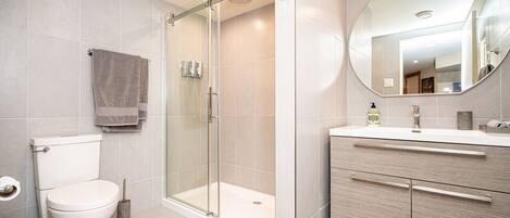 Douche, séchoir à cheveux, peignoirs, serviettes fournies