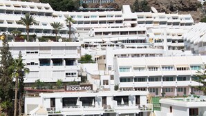 A coastal hotel with multiple white buildings, balconies, and outdoor seating areas. - Apartamentos Los Mocanes (Mogan)