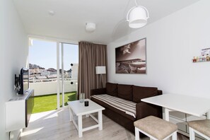 Apartment, 1 Schlafzimmer, Terrasse | Wohnbereich | Flachbildfernseher