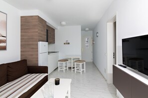 Appartement, 1 chambre, terrasse | Aire de séjour | Téléviseur à écran plat