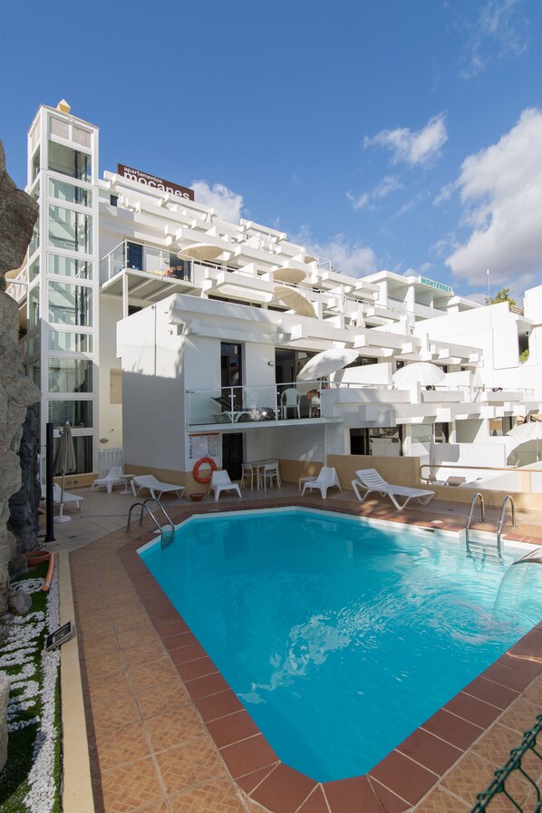 Outdoor pool, pool loungers - Apartamentos Los Mocanes (Mogan)