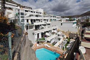Outdoor pool, sun loungers - Apartamentos Los Mocanes (Mogan)