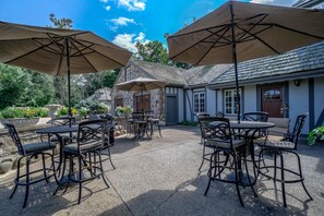 Outdoor dining - 400 ft OF PRIVATE LUXURY LAKESHORE!
BREATHTAKING VIEWS!!



 (Mille Lacs Lake)