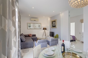 Apartamento (1 Bedroom) | 1 quarto, Wi-Fi de cortesia, roupa de cama