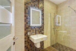 Apartamento, 2 quartos | Banheiro | Chuveiro, toalhas de banho