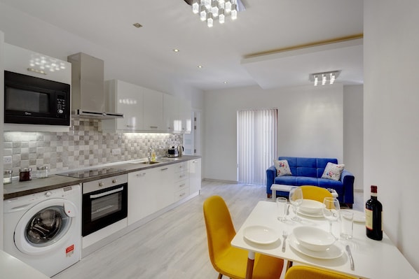 냉장고, 오븐, 토스터, 조리 도구/접시/주방 기구