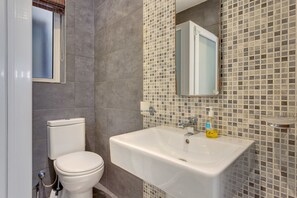 Apartment (1 Bedroom) | Bathroom