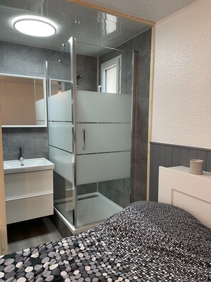 Badewanne, Haartrockner, Toilettenpapier