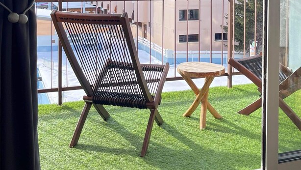 A balcony with a view of snow-capped mountains, a chair, and a small table. - Apartment at the foot of the slopes and ideally located in the resort center (Mont-de-Lans)
