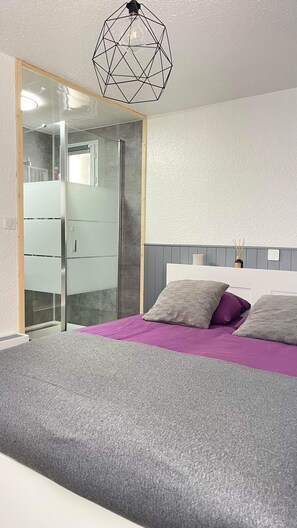 1 slaapkamer, een strijkplank/strijkijzer, gratis wifi