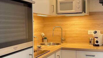 Réfrigérateur, micro-ondes, four, plaque de cuisson