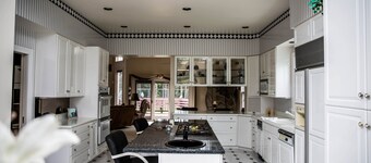 Gorgeous Chateau/House on 1.5 acres - in Annandale Center/ mins to Washington DC