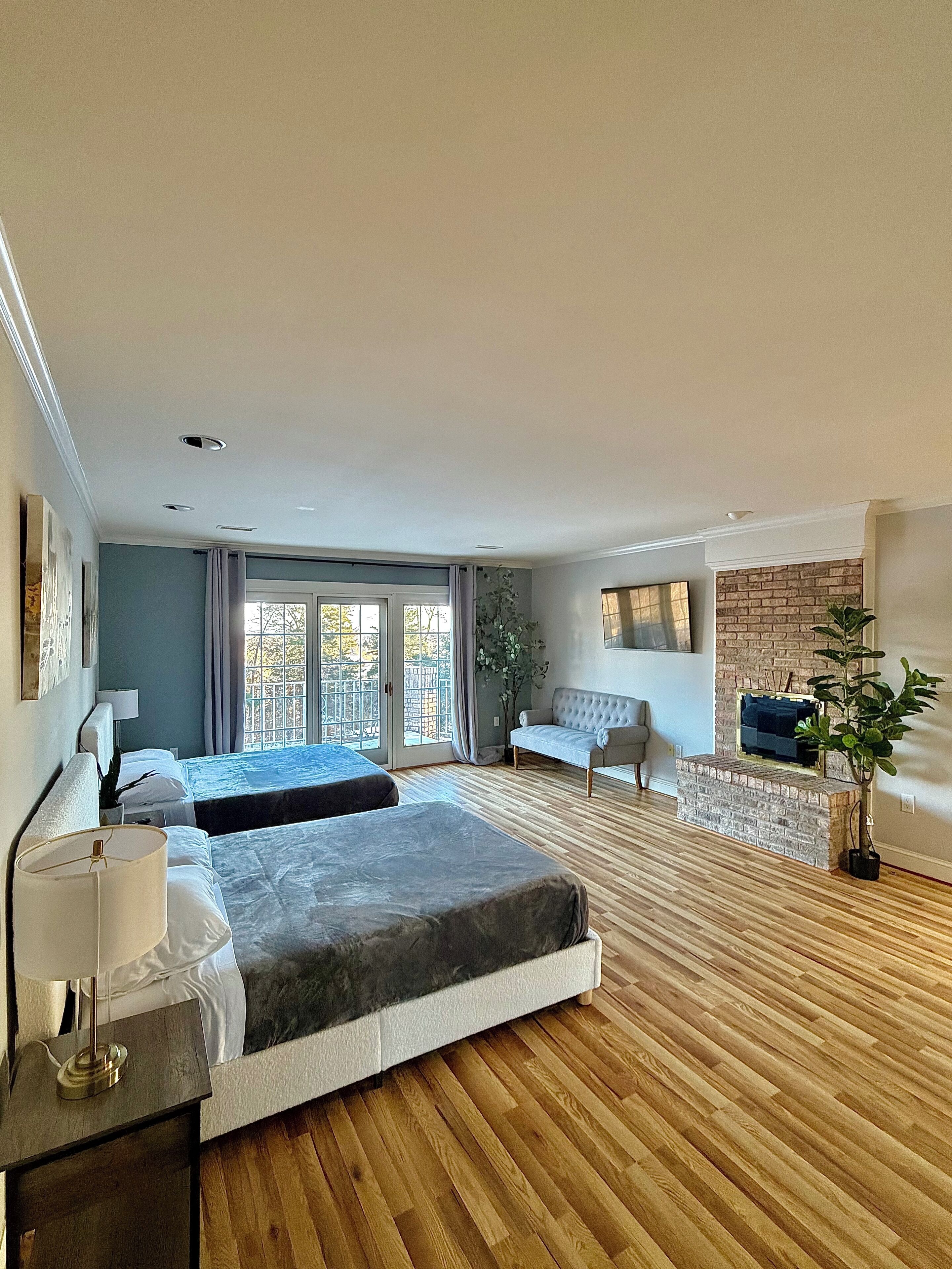 5 bedrooms, iron/ironing board, travel crib, free WiFi