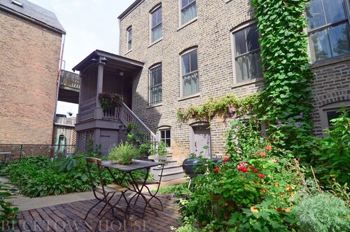 Casa de autocares Bucktown de 2 niveles y arbolada - Capacidad para 10