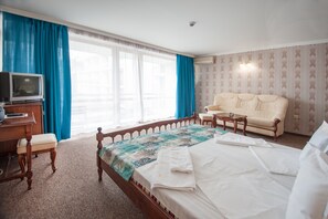 Doppel- oder Zweibettzimmer, Balkon | Minibar, Schreibtisch, Bügeleisen/Bügelbrett, kostenlose Babybetten