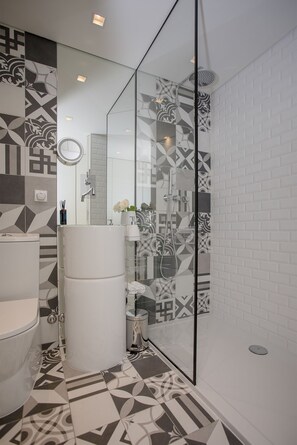 Studio | Kamar mandi | Shower, pancuran hujan, pengering rambut, dan handuk