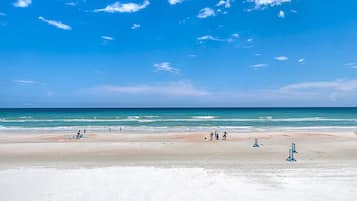 Na praia, toalhas de praia