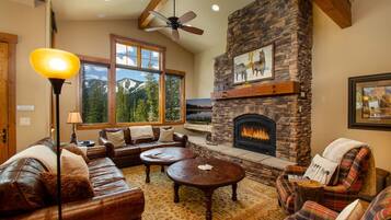 Smart TV, fireplace