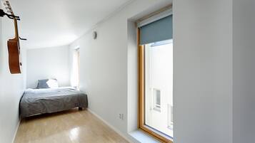 3 bedrooms, premium bedding, free WiFi, bed sheets