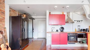 Full-sized fridge, microwave, oven, stovetop