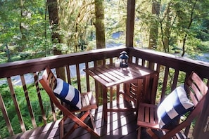 Outdoor dining - Cedar Suite l Near Mt Baker @ Snowater (Glacier)