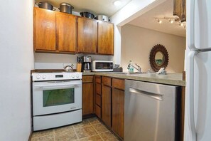 Fridge, microwave, oven, stovetop - Cedar Suite Near Mt Baker at Snowater (Glacier)