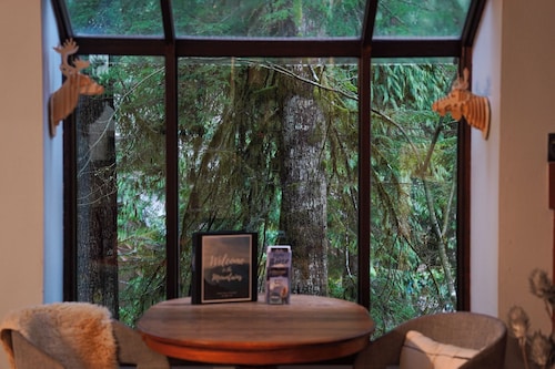 Snowater Resort ~ King Bed, Wood Fireplace, WIFI, Pet friendly. Pool and clubhouse access!