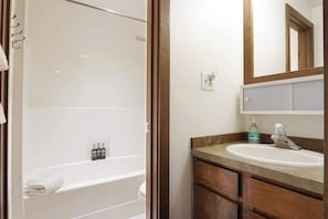 Hair dryer, towels - Cedar Suite l Near Mt Baker @ Snowater (Glacier)