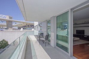 Deluxe Apartment, 2 Bedrooms | Balcony - Liiiving in Porto - Balcony Dragão View (Porto)