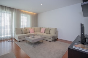 Deluxe-Apartment, 2 Schlafzimmer | Wohnzimmer | Flachbildfernseher