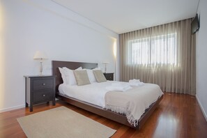 Deluxe Apartment, 2 Bedrooms | 2 bedrooms, iron/ironing board, cots/infant beds, free WiFi - Liiiving in Porto - Balcony Dragão View (Porto)