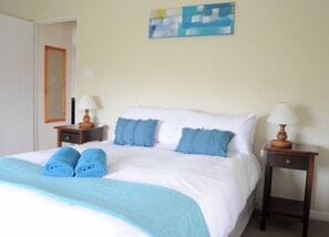 2 bedrooms, iron/ironing board, cribs/infant beds, bed sheets - Cskulpie (Yzerfontein)